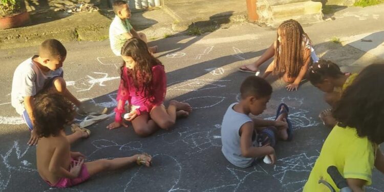 Atividade infantil marca abertura de exposição de arte em Alecrim