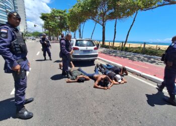 Quatro detidos e uma submetralhadora apreendida durante blitz em Itapuã