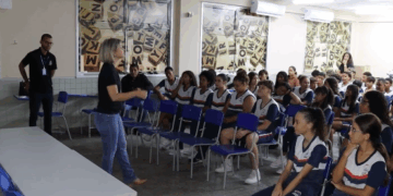 Alunos de Vila Velha participam de palestra do Procon sobre consumo consciente